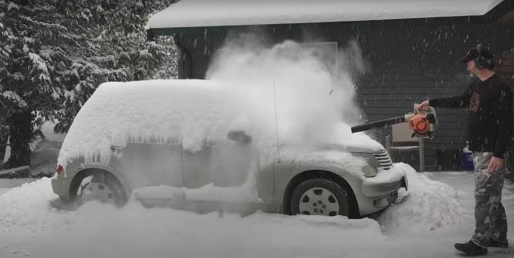 Используйте воздуходувку для листьев, чтобы сдуть снег с машины.jpg
