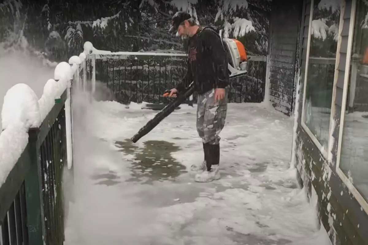using-leaf-blower-to-clear-snow-from-patio.jpg
