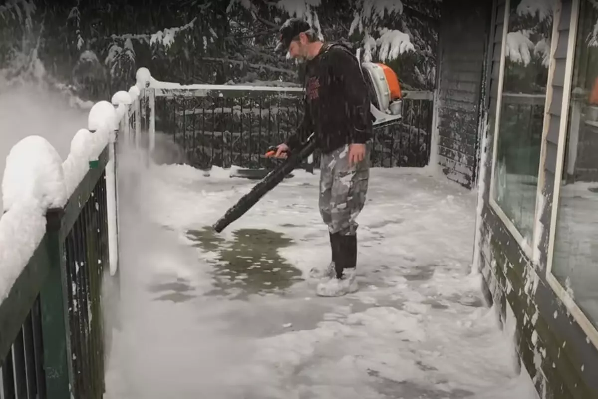 usando o soprador de folhas para limpar a neve do pátio.jpg