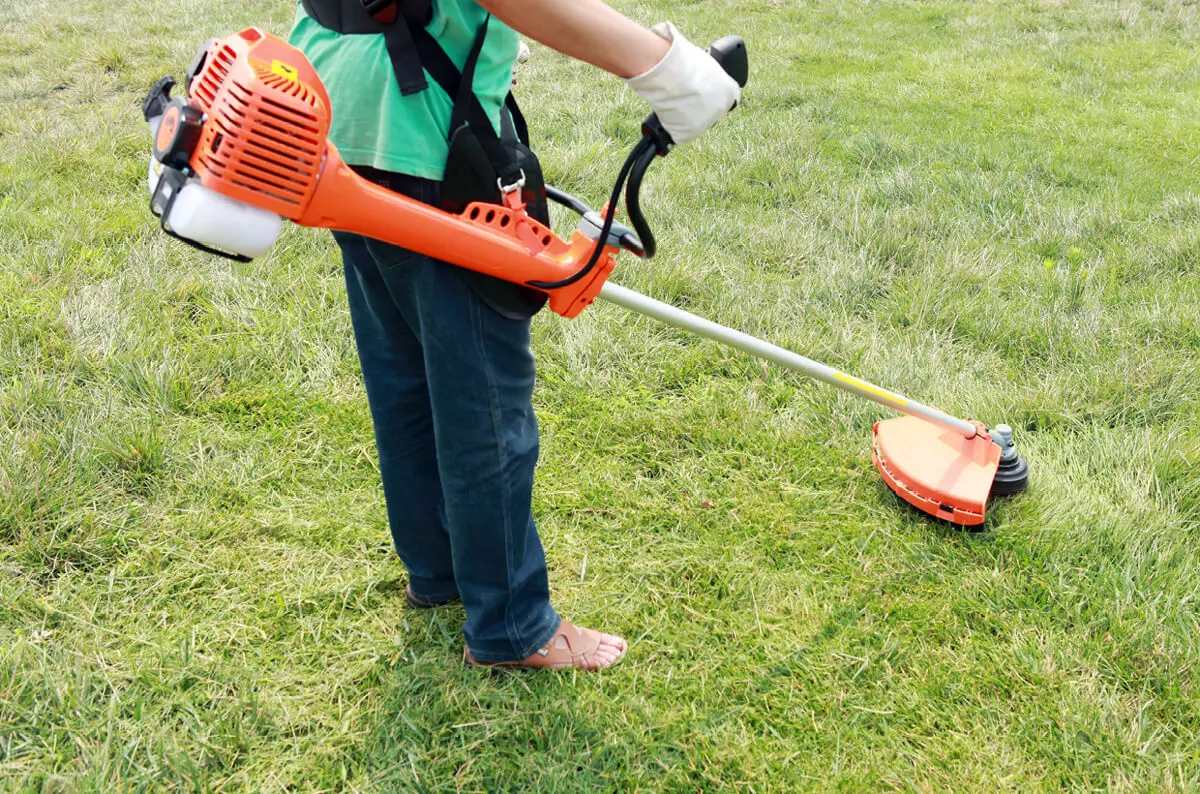 használ-a-handheld-brush-cutter.jpg