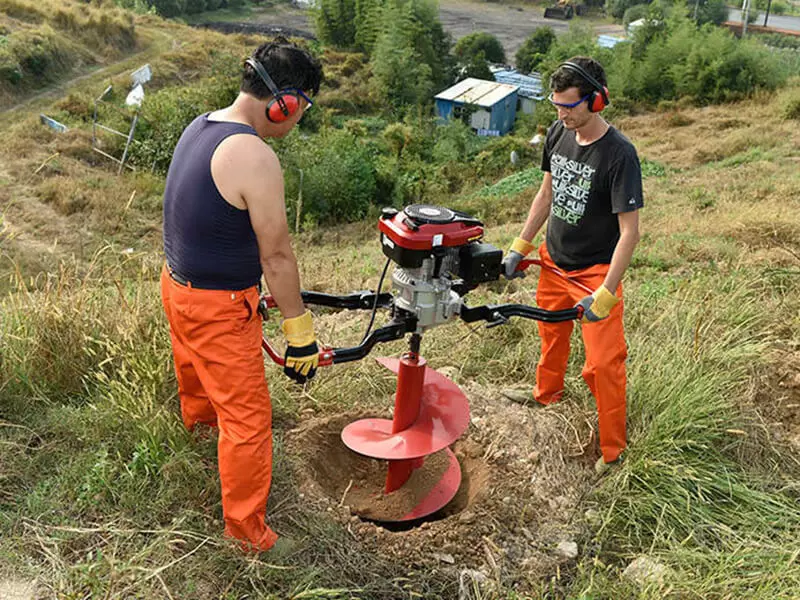 tarière à deux hommes.jpg