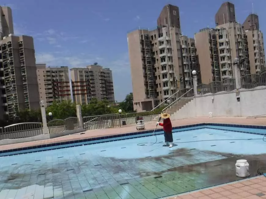 Nettoyer les carreaux de piscine avec un nettoyeur haute pression